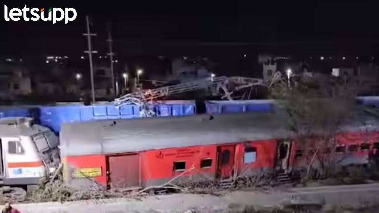Train Derail : साबरमती-आग्रा सुपरफास्टची मालगाडीला धडक, 4 डब्बे रुळावरून घसरले, बचावकार्य सुरू Sabarmati Agra Train Derail