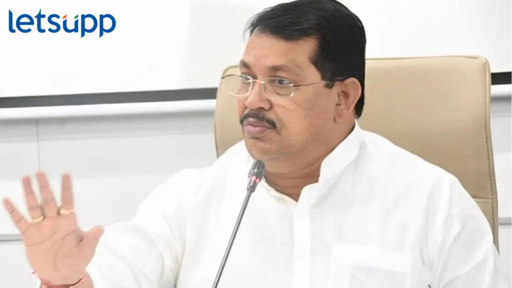 मुंबई अदाणींच्या घशात घालण्यासाठी विरोध करणाऱ्या मुंडेंचीही बदली; धारावी प्रकल्पावरून वडेट्टीवार गंभीर आरोप