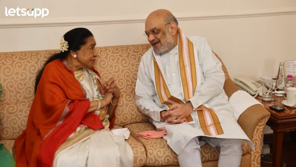 ज्येष्ठ गायिका आशा भोसले यांच्या फोटो बायोग्राफीचं अमित शाहांकडून प्रकाशन