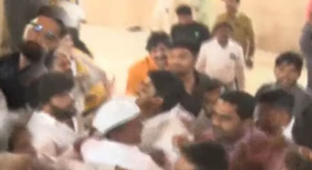 Maratha Reservation : मराठा समाजाच्या बैठकीत तुंबळ हाणामारी, नेमकं काय घडलं?