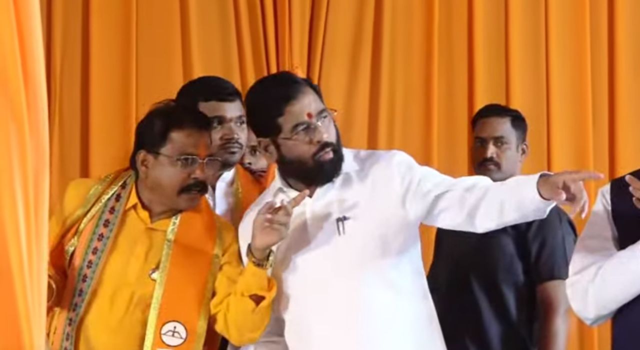 ठाकरेंचे विश्वासू आमदार आमश्या पाडवी शिंदे गटात; CM शिंदेंच्या उपस्थितीत घेतला प्रवेश ठाकरेंचे विश्वासू आमदार आमश्या पाडवी शिंदे गटात; CM शिंदेंच्या हजेरीत घेतला प्रवेश