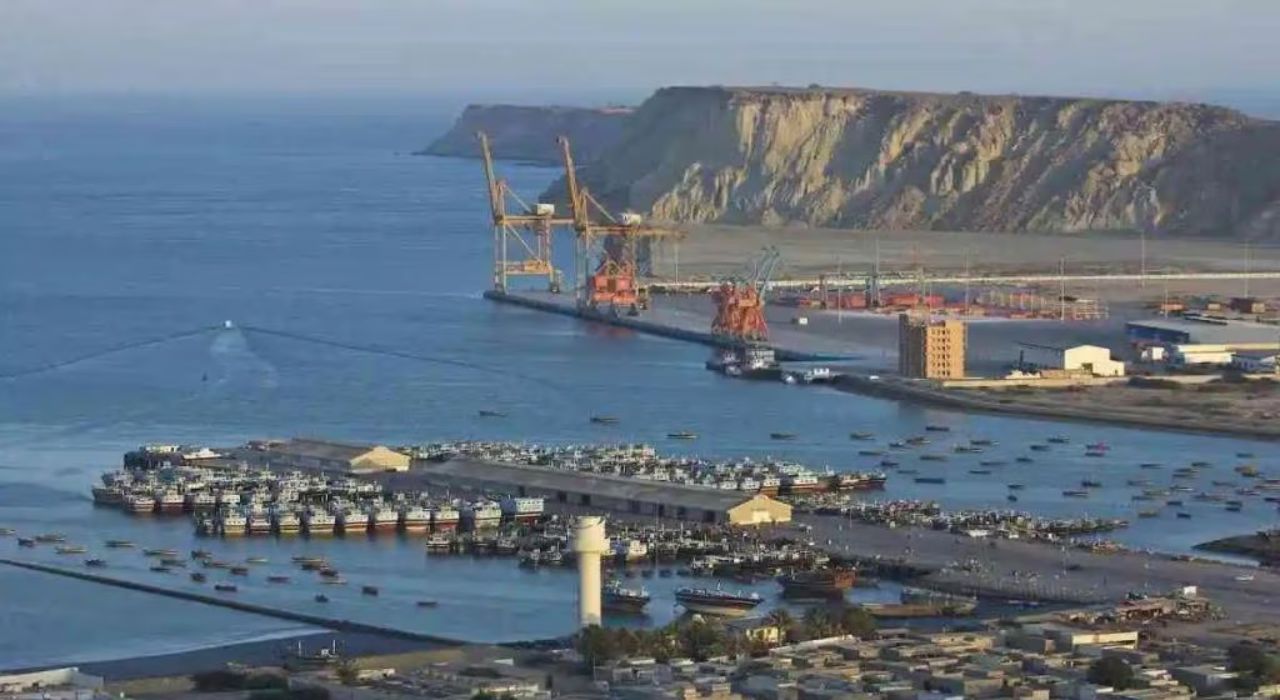 Pakistan News : पाकिस्तानातील ग्वादर बंदरावर मोठा हल्ला; आठ दहशतवाद्यांचा खात्मा Pakistan News : पाकिस्तानातील ग्वादर बंदरावर मोठा हल्ला; आठ दहशतवाद्यांचा खात्मा
