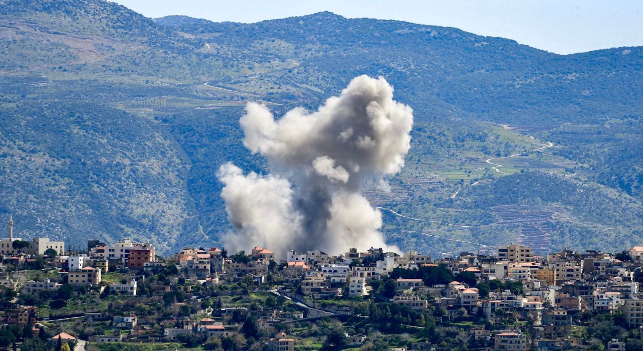 Israel Hamas War : लेबनॉनवरील कारवाई महागात! इस्त्रायलवर 100 रॉकेट डागत मोठा हल्ला Israel Hamas War : लेबनॉनवरील कारवाई महागात! इस्त्रायलवर 100 रॉकेट डागत मोठा हल्ला