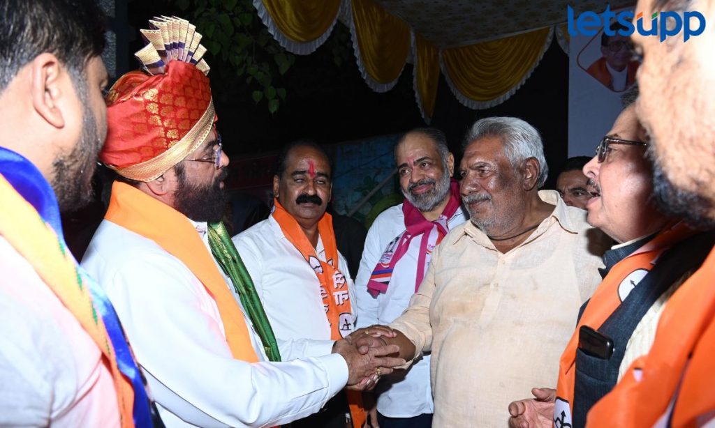 CM Shinde CM Shinde यांच्याकडून प्रचारसभे दरम्यान ज्येष्ठ कलावंत विलासराव रकटेंना मदतीचा हात...