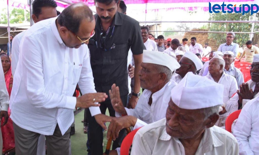 Minister Radhakrishan Vikhe मंत्री विखेंनी साधला शेतक-यांशी संवाद; सरकार पाठीशी असल्याची दिली ग्वाही