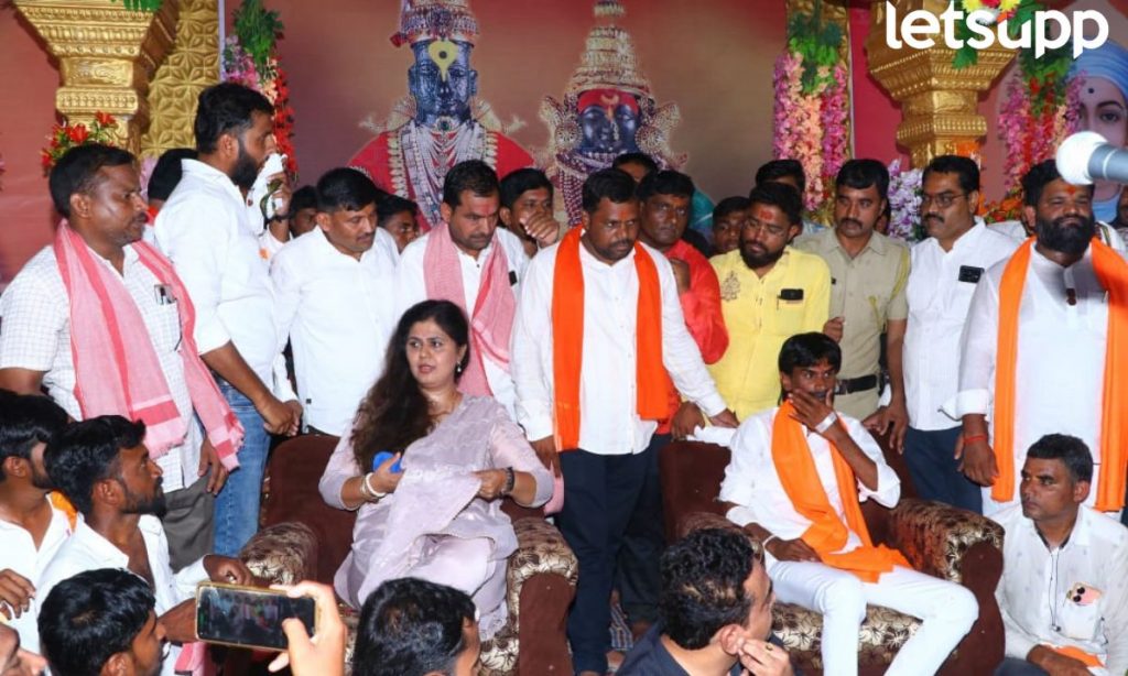 Pankja Munde एका व्यासपीठावर येताच जरांगेंकडून पंकजांना खुर्ची पंकजांकडून जरांगेंच्या तब्येतीची विचारपूस