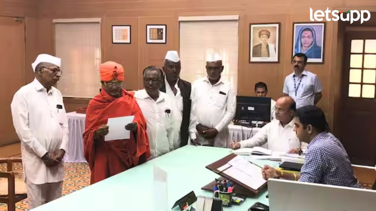 नाशिकमध्ये मोठा ट्विस्ट, शांतीगिरी महाराजांनी केला शिंदे गटाकडून उमेदवारी अर्ज दाखल Shantigiri Maharaj