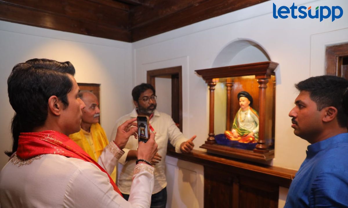 Swatantrya Veer Savarkar चित्रपटात रणदीप हुड्डाने पाळला बालन यांना दिलेला ‘तो’ शब्द Swatantrya Veer Savarkar चित्रपटात रणदीप हुड्डाने पाळला बालन यांना दिलेला 'तो' शब्द