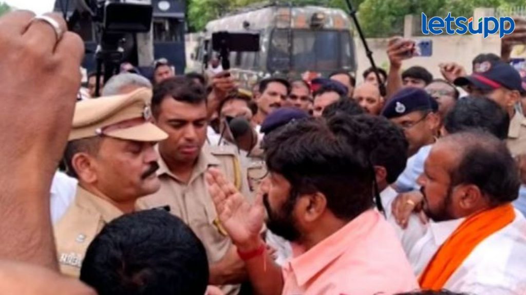 अमरावतीत बच्चू कडू आणि पोलिसांमध्ये वादळी राडा! परवानगीचे पत्रही टाकले फाडून