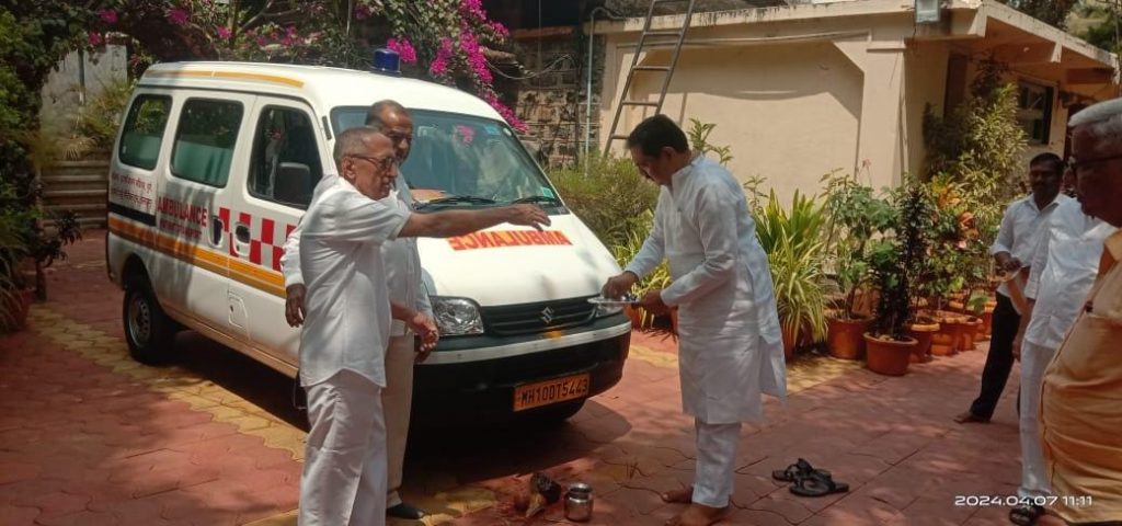 इंद्राणी बालन फाउंडेशनने जपली सामाजिक बांधिलकी; घट्टे चॅरिटेबल ट्रस्टला रुग्णवाहिका भेट