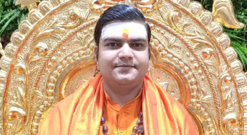 नाशकात ट्विस्ट! शांतीगिरींनंतर अनिकेत शास्त्रींची एन्ट्री; CM शिंदेंच्या खासदाराची धाकधूक वाढली