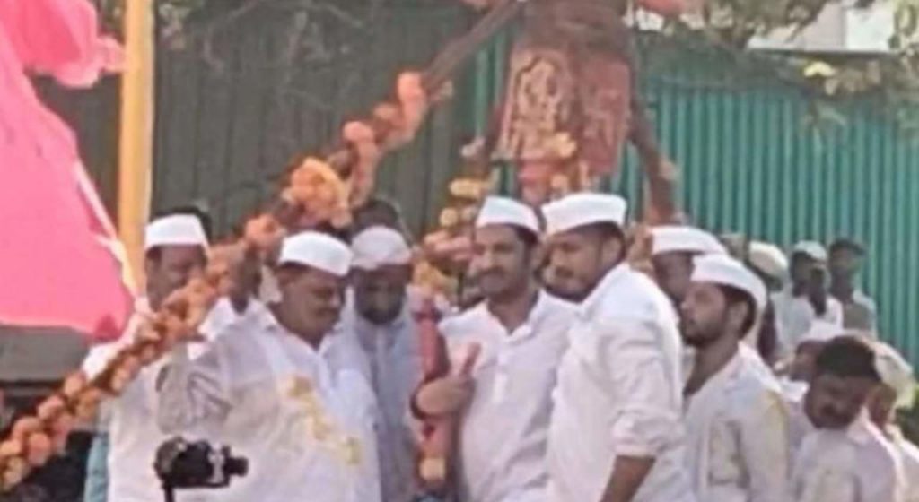 Baramati Lok Sabha : रोहित अन् पार्थ पवार एकाच वाहनात; बारामतीच्या हायहोल्टेज लढतीत नवं पॉलिटिक्स