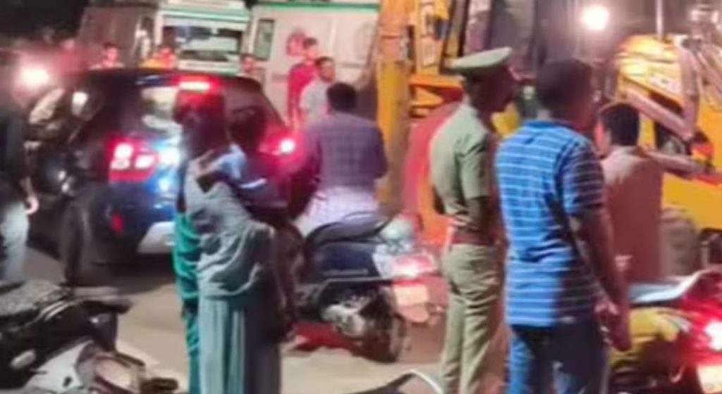 Bus Accident : भीषण अपघात! 50 फूट खोल खाणीत बस कोसळली, 12 जणांचा मृत्यू