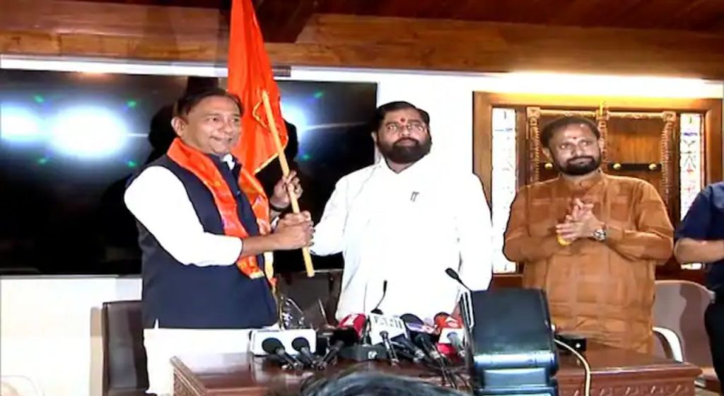 Lok Sabha Elections : काँग्रेसला खिंडार! आणखी एक नेत्याचा शिंदेसनेत प्रवेश