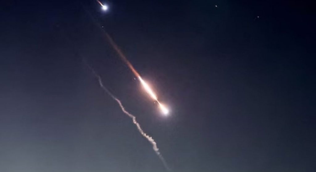 इस्त्रायलचा पलटवार! क्षेपणास्त्र डागत इराणवर तुफान हल्ला; स्फोटांच्या आवाजाने शहरं हादरली