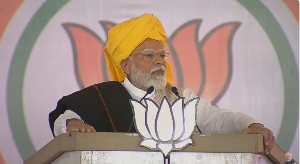 राज्यात PM Modi यांच्या सभांचा धडाका, वेगवेगळ्या लूकने केले मतदारांना आकर्षित; पाहा फोटो
