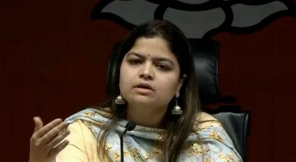 भाजपाने तिकीट कापल्यानंतर पूनम महाजनांची पहिली प्रतिक्रिया म्हणाल्या, दहा वर्षांच्या खासदारकीत...