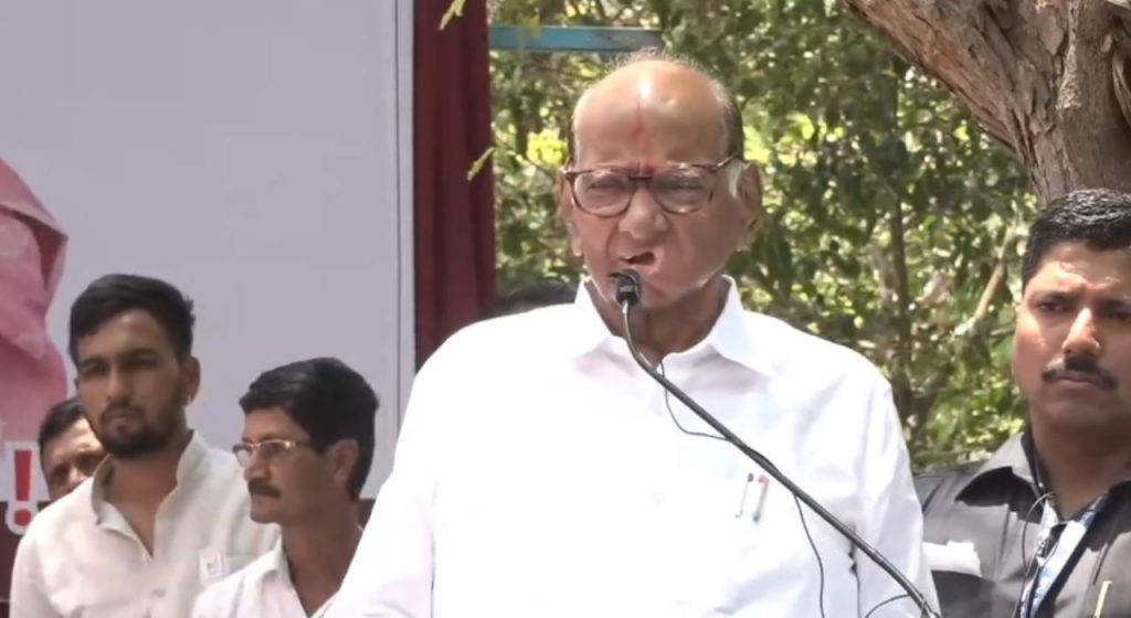 शरद पवार भाषण करत होते, अचानक कुणीतरी अज्ञात वस्तू फेकली; बॉडीगार्डने पकडली