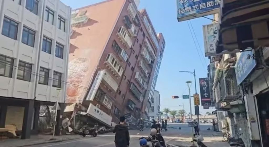 Taiwan Earthquake : एकाच रात्रीत भूकंपाचे तब्बल 80 धक्के; मोठमोठ्या इमारती एका बाजूला झुकल्या