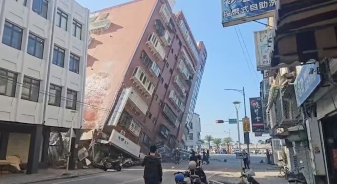Taiwan Earthquake : एकाच रात्रीत भूकंपाचे तब्बल 80 धक्के; एका बाजूला झुकल्या इमारती