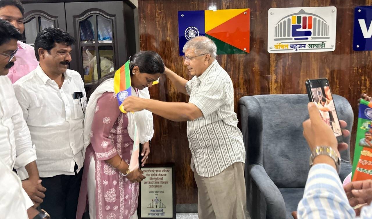शिर्डीचं गणित बदललं! उत्कर्षा रुपवते वंचितमध्ये; तिकीट मिळाल्यास ठाकरेंची कोंडी शिर्डीचं गणित बदललं! उत्कर्षा रुपवते वंचितमध्ये; तिकीट मिळाल्यास ठाकरेंची कोंडी