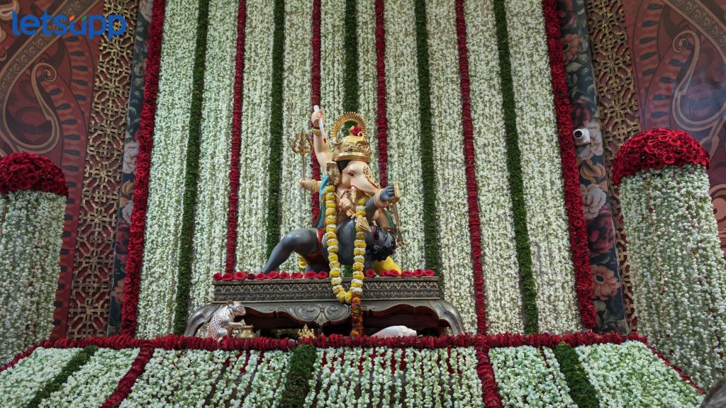 Bhausaheb Rangari Ganpati : श्रींमत भाऊसाहेब रंगारी गणपतीला मोगर्‍यांची आरस; भाविकांची बाप्पाच्या दर्शनासाठी मोठी गर्दी