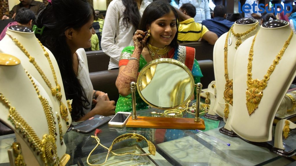 Gold Price Today : सोन्याला झळाळी, 10 ग्रॅम खरेदीसाठी खर्च करावे लागणार 'इतके' रुपये