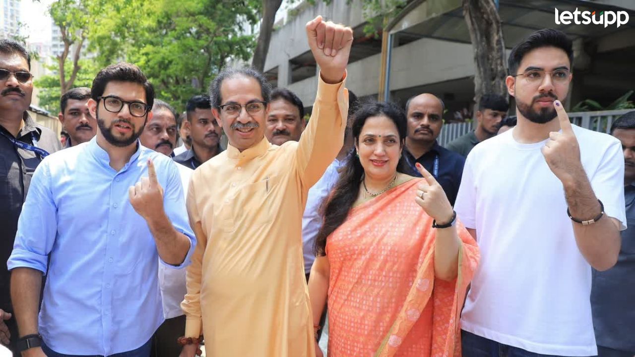 उद्धव ठाकरे कुटुंबाचं पहिल्यांदाच काँग्रेसला मत?, म्हणाले जुमलेबाजीला लोक कंटाळले उद्धव ठाकरे कुटुंबाचं पहिल्यांदाच काँग्रेसला मत?, म्हणाले जुमलेबाजीला लोक कंटाळले