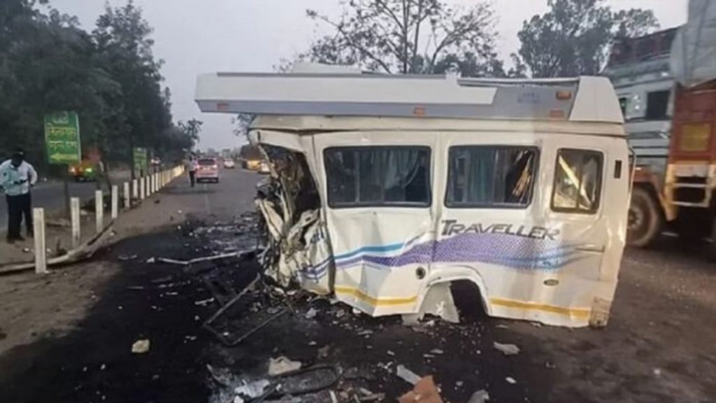 देवदर्शनासाठी निघालेल्या कुटुंबावर काळाचा घाला; भीषण अपघातात सात ठार