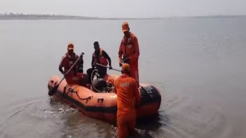 मोठी बातमी! बुडालेल्या लोकांच्या शोधासाठी आलेली SDRF ची बोट उलटली, तिघांचा मृत्यू