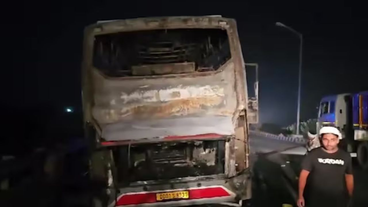 हरियाणात बर्निंग बस! देवदर्शनाहून परतताना काळाचा घाला; १० जणांचा होरपळून मत्यू हरियाणात बर्निंग बस! देवदर्शनाहून परतताना काळाच घाला; १० जणांचा होरपळून मत्यू