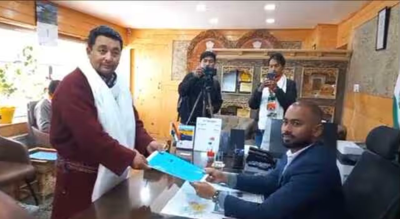 Lok Sabha 2024 : काँग्रेसचा मोठा डाव! लडाखमधून भाजपविरोधात तगडा उमेदवार Lok Sabha 2024 : काँग्रेसचा मोठा डाव! लडाखमधून भाजपविरोधात तगडा उमेदवार