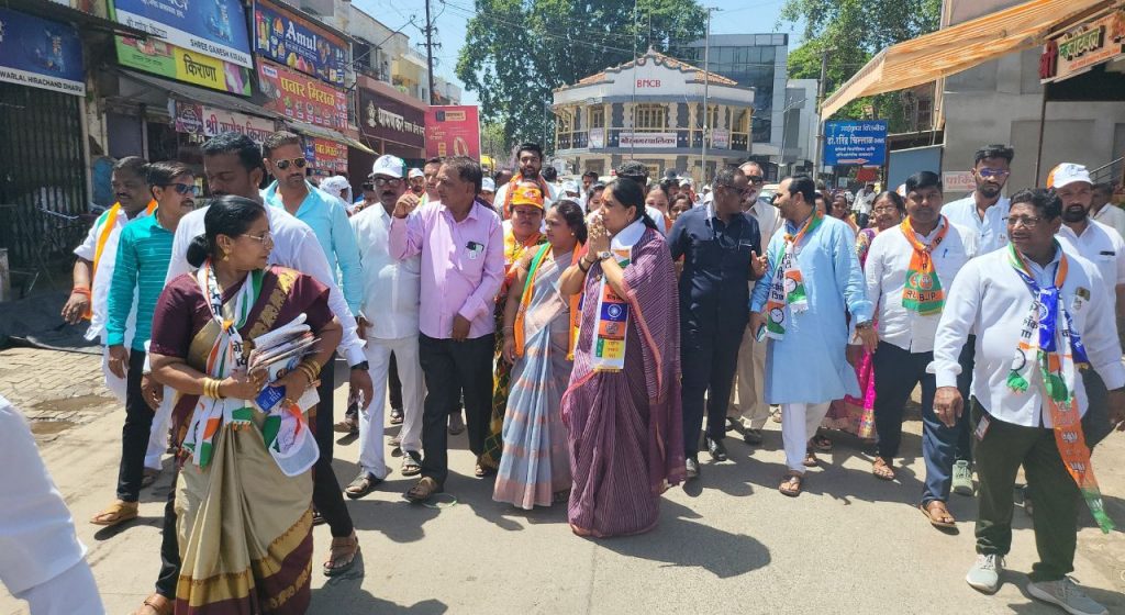 भोर शहरात सुनेत्रा वहिनींचा प्रचार; फटाक्यांच्या आतषबाजीत नागरिकांनी केलं स्वागत