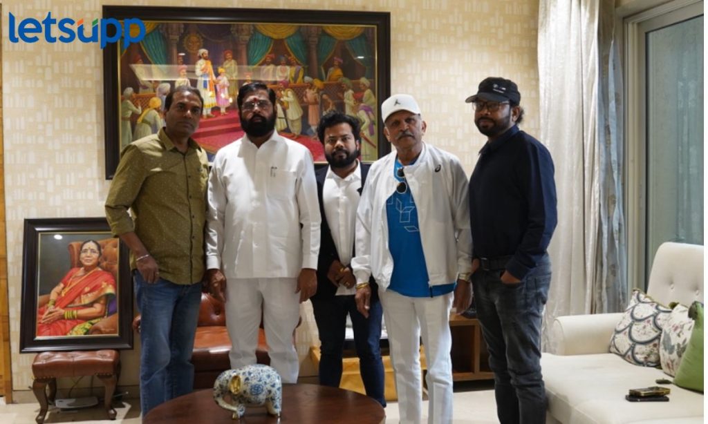 CM Shinde बॉम्बच्या धमक्यांपासून संरक्षण 'हमारे बारह' च्या टीमकडून सीएम शिंदेंची भेट