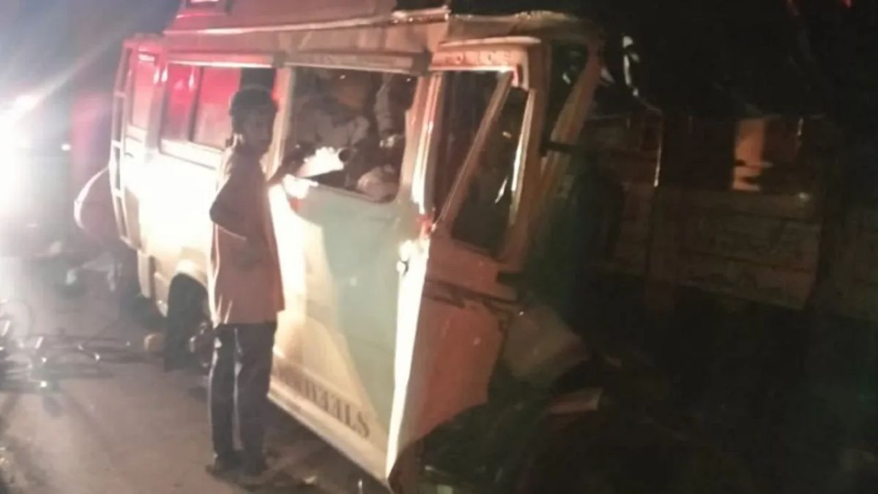 भीषण अपघात! टेम्पो ट्रॅव्हलर ट्रकची जोरदार धडक, अपघातात 13 प्रवाशांचा मृत्यू
