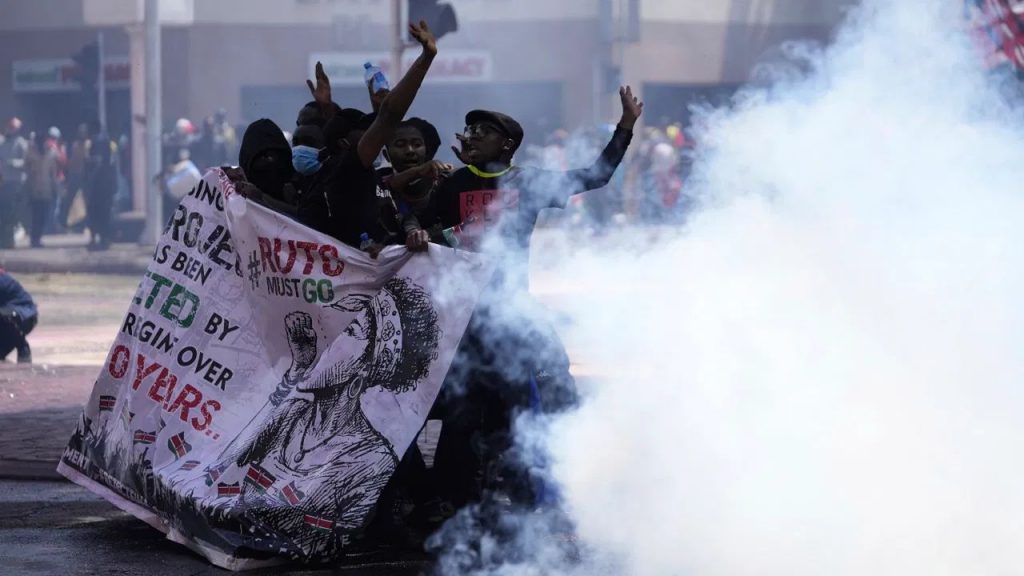 केनियात ब्रेडवरील टॅक्स वाढला, लोकांचा थेट संसदेत मोर्चा; गोळीबारात दहा जणांचा मृत्यू