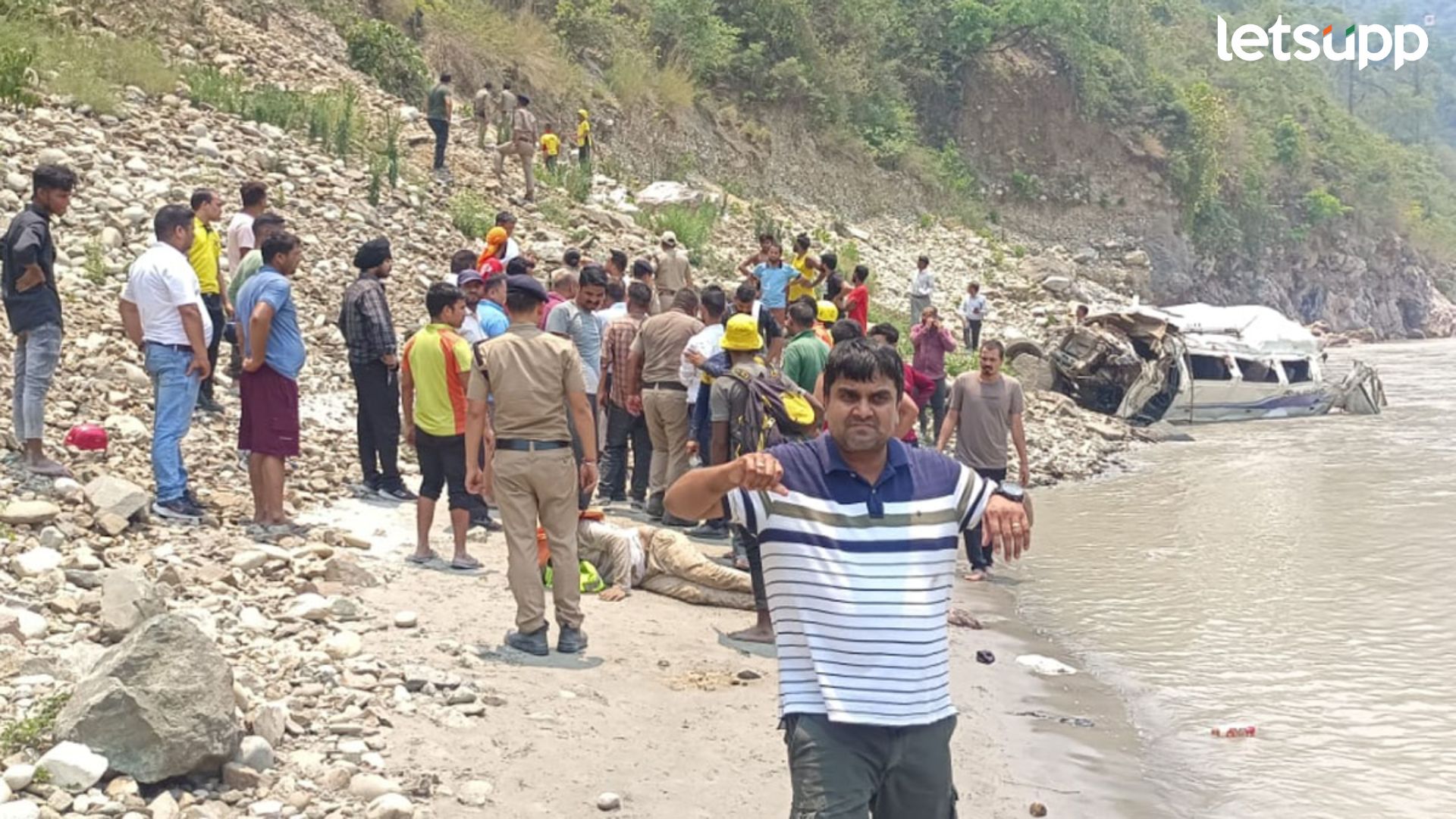 मोठी बातमी : उत्तराखंडमध्ये भाविकांना घेऊन जाणारा टेम्पो दरीत कोसळला; 8 जण ठार, पाहा व्हिडिओ मोठी बातमी : उत्तराखंडमध्ये भाविकांना घेऊन जाणारा टेम्पो दरीत कोसळला; 8 जण ठार, पहा व्हिडिओ