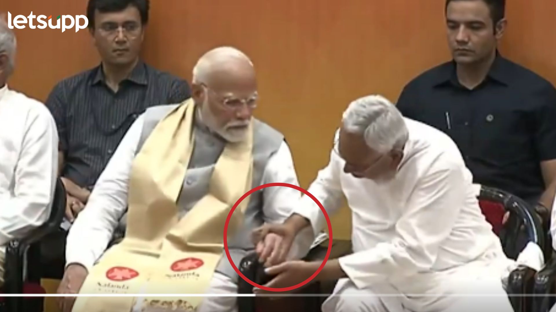 Video : पहिले मोदींचे पाय अन् आता थेट हात; बिहारचे मुख्यमंत्री नितीश कुमारांना झालंय तरी काय?
