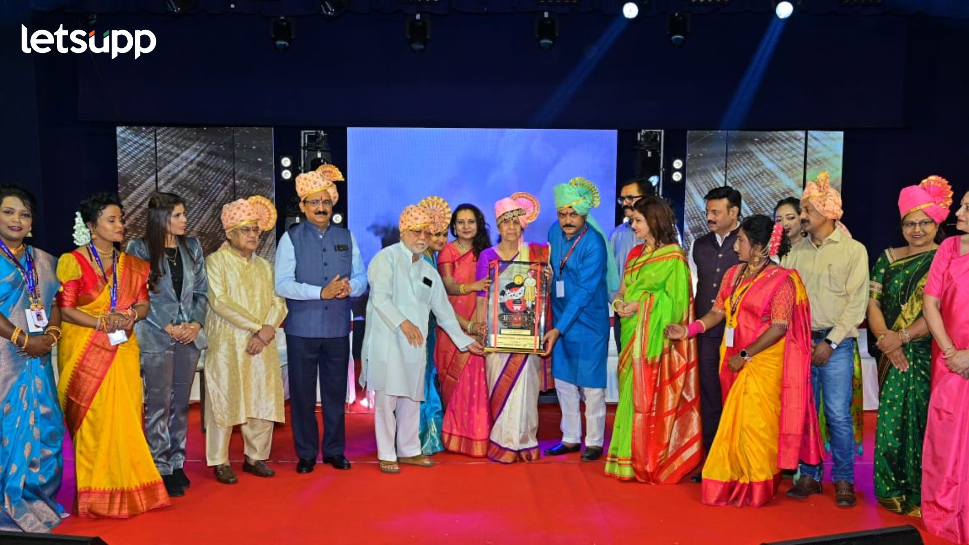 Usha Nadkarni: ज्येष्ठ अभिनेत्री उषा नाडकर्णी यांना जीवनगौरव पुरस्कार प्रदान; म्हणाल्या, ‘दुःख घरात ठेवून…’