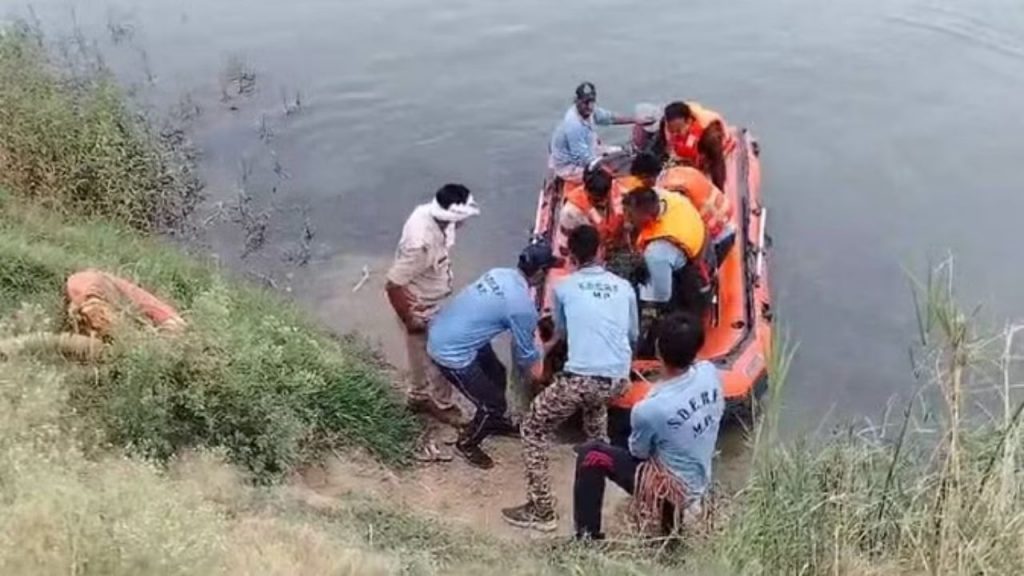 धक्कादायक! प्रवाशांनी भरलेली बोट नदीत उलटली; सात जणांचा बुडून मृत्यू