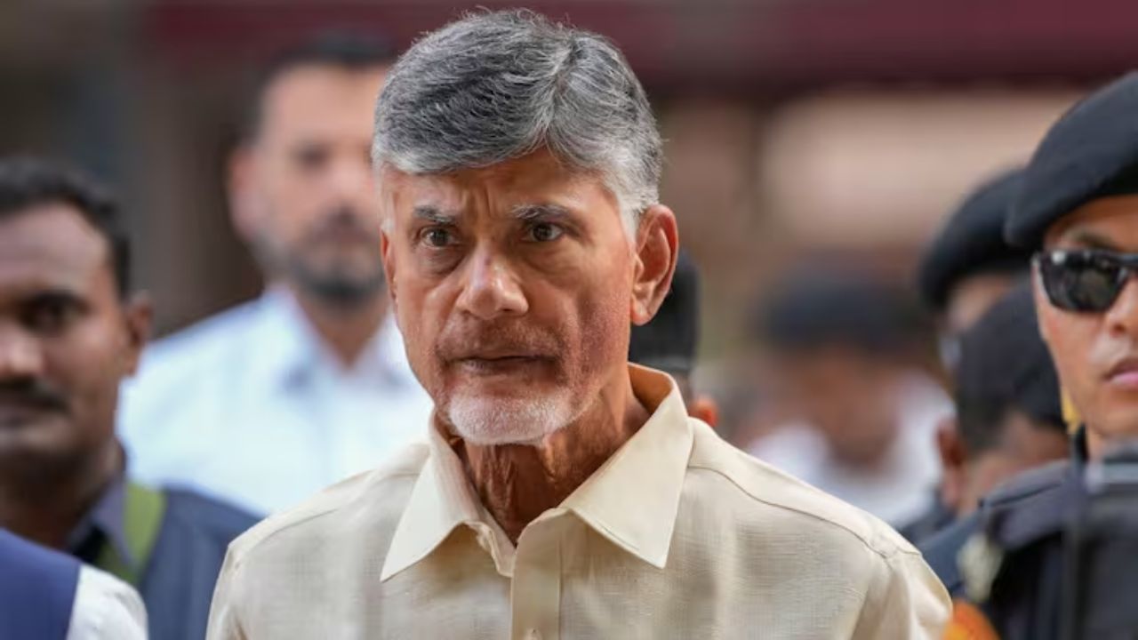नितीश-नायडूंच्या सौदेबाजीनं वाढली मोदी-शहांची डोकेदुखी; TDP कडून ‘या’ 5 मंत्रालयांची मागणी नितीश-नायडूंच्या सौदेबाजीनं वाढली मोदी-शहांची डोकदुखी; TDP कडून 'या' 5 मंत्रालयांची मागणी