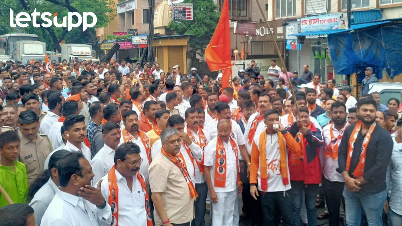 दुर्गाडी किल्ल्यावर मुस्लीम बांधवांची नमाज; शिवसेना शिंदे गट-ठाकरे गटाचे घंटानाद आंदोलन दुर्गाडी किल्ल्यावर मुस्लीम बांधवांची नमाज; शिवसेना शिंदे गट-ठाकरे गटाचे घंटानाद आंदोलन