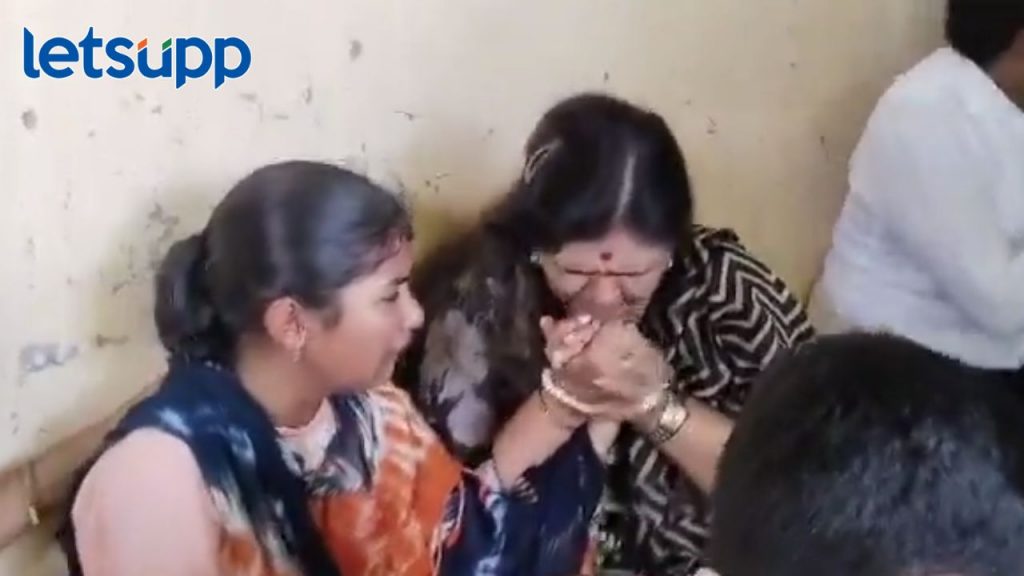 ....अन्यथा मी राजकारण सोडून देईल; युवकाच्या घरी सांथवनपर भेट, पंकजा मुंडे ढसा-ढसा रडल्या