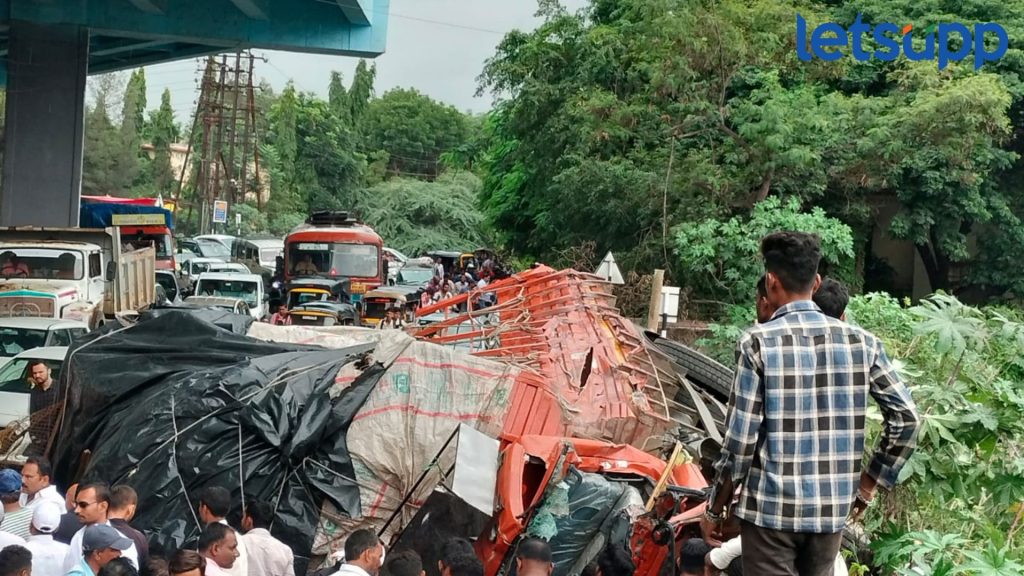 Ahmednagar Accident : मोठी बातमी! अहमदनगर शहरातील उड्डाण पुलावरून ट्रक खाली कोसळला
