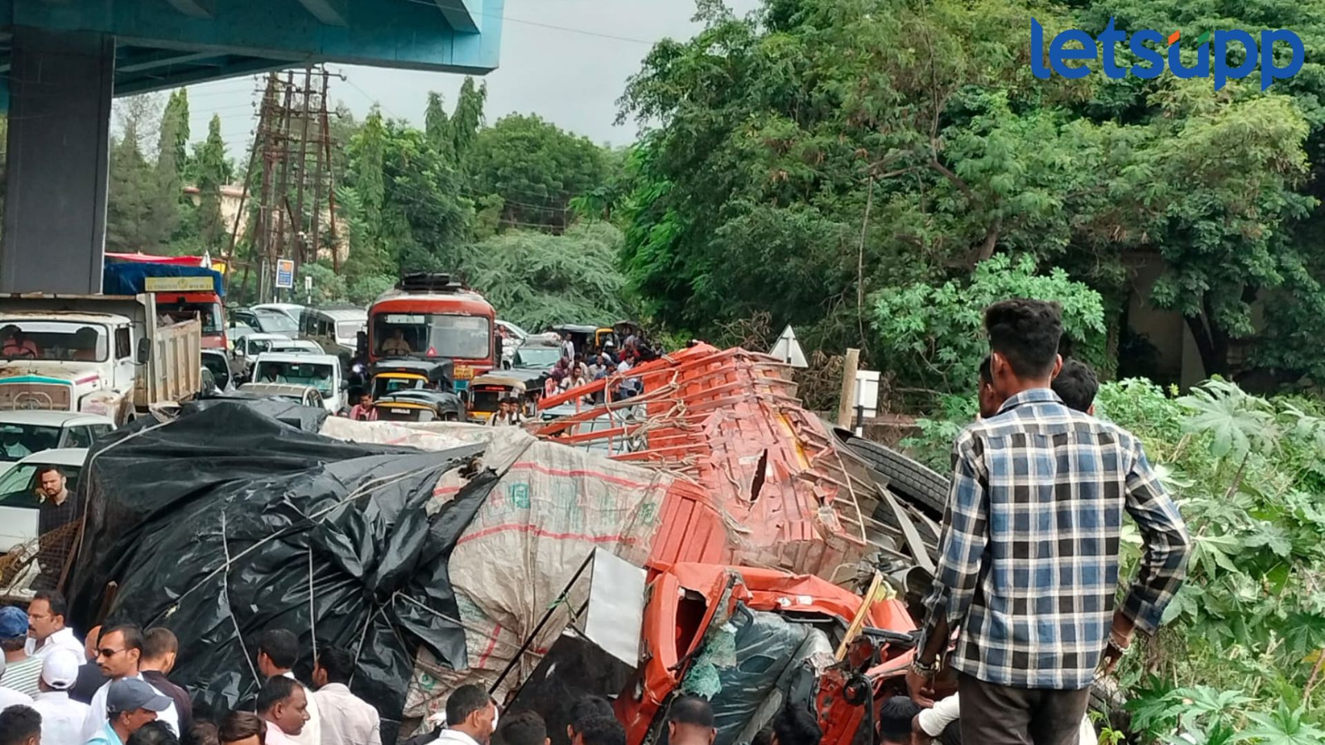 मोठी बातमी! अहमदनगर शहरातील उड्डाण पुलावरून ट्रक खाली कोसळला Ahmednagar Accident : मोठी बातमी! अहमदनगर शहरातील उड्डाण पुलावरून ट्रक खाली कोसळला
