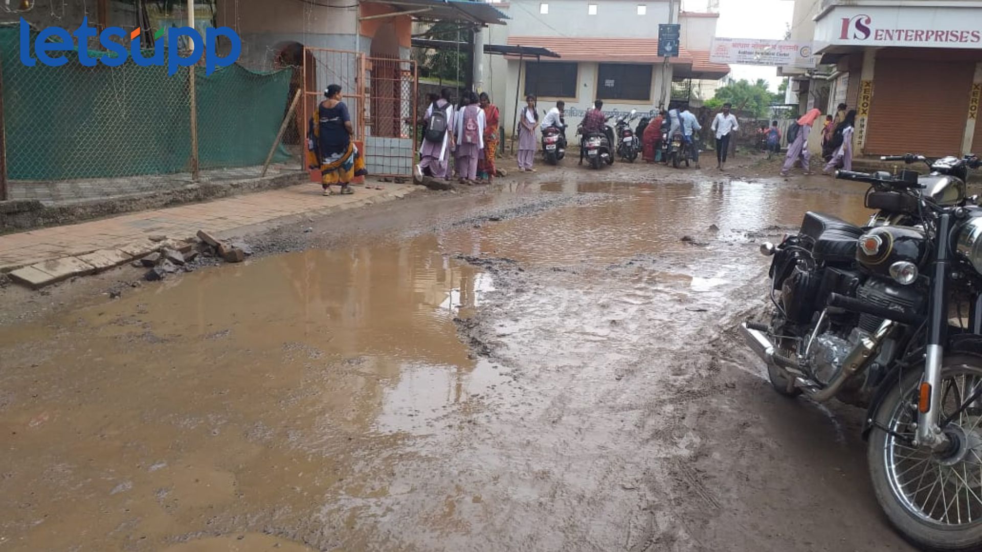 आम्ही शाळेत कसं जायचं..? शालेय विद्यार्थ्यांसह पालकांचा सवाल Ahmednagar News : आम्ही शाळेत कसं जायचं..? शालेय विद्यार्थ्यांसह पालकांचा सवाल
