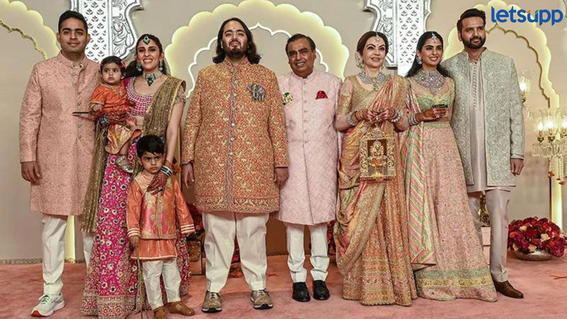 अंबानींच्या लग्नाची सुरु होती धुमधाम, अचानक घुसले 2 जण अन् … Anant Radhika Wedding : अंबानींच्या लग्नाची सुरु होती धुमधाम, अचानक घुसले 2 जण अन् ...