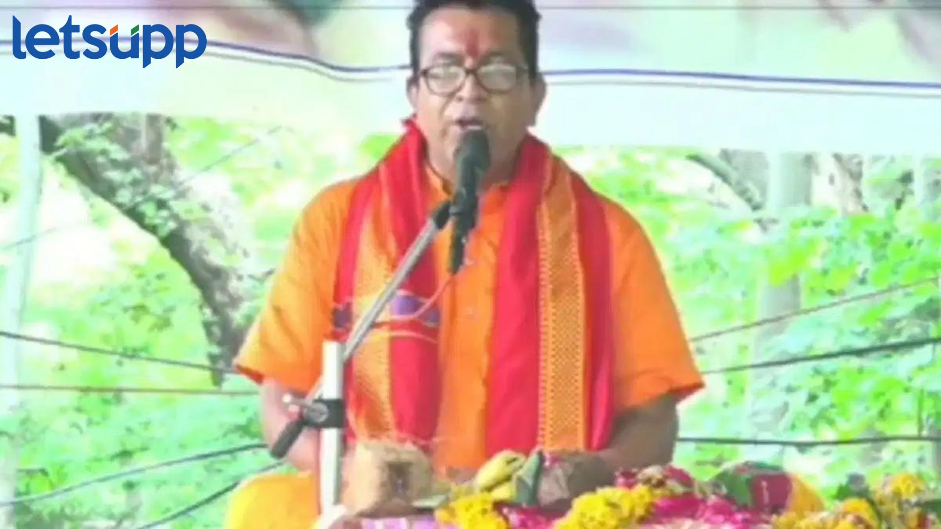 भजन म्हणत असताना मंचावर कोसळून निरुपणकार गोपाळकृष्ण महाराज यांचं निधन Gopal Krishna Maharaj : भजन म्हणत असताना मंचावर कोसळून निरुपणकार गोपाळकृष्ण महाराज यांचं निधन