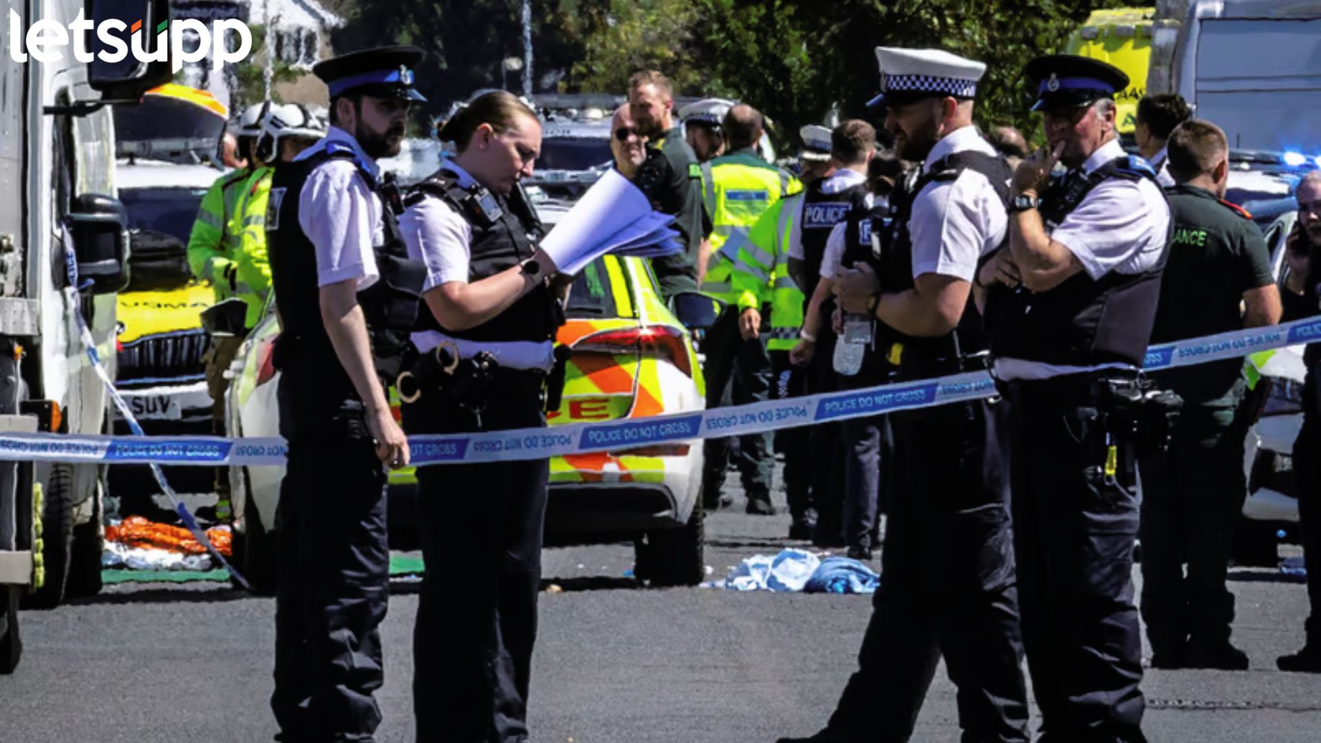 Southport Stabbing : यूकेमध्ये खळबळ, अनेकांवर चाकूने हल्ला, एकाला अटक Southport Stabbing : यूकेमध्ये खळबळ, अनेकांवर चाकूने हल्ला, एकाला अटक