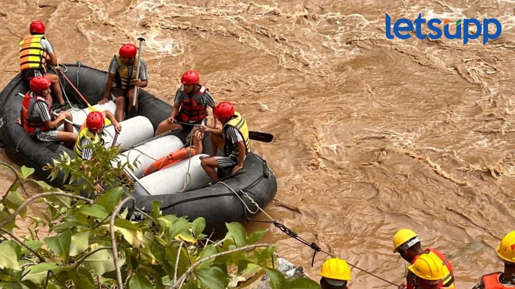 Nepal Weather : नेपाळमध्ये कहर; मुसळधार पावसामुळे त्रिशूली नदीत दोन बस वाहून गेल्या, 65 जण बेपत्ता